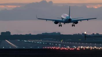 Un avión despegando al amanecer