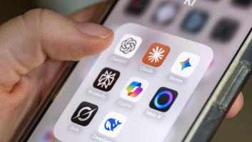 Un usuario muestras sus apps de IA en el móvil