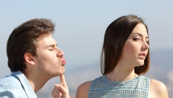 Una chica rechaza el beso de un chico.