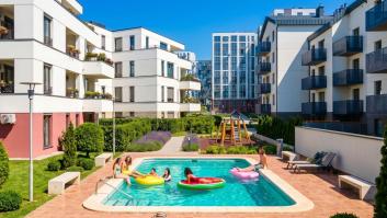 Ni fiestas ni morosos: lo que tu comunidad de vecinos puede prohibir en la piscina este verano según la Ley de Propiedad Horizontal