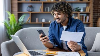 Un hombre revisa sus facturas