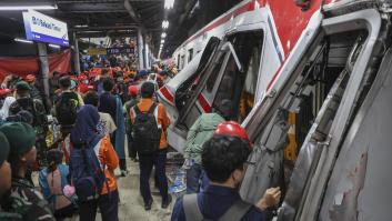 Al menos 14 muertos y más de 80 heridos en un choque entre dos trenes en Indonesia