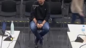 Pablo Iglesias se fija en cómo estaba sentada Sáenz de Santamaría en la Audiencia Nacional y recuerda lo que le pasó a él