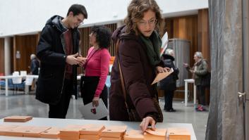 Una mujer votando en las elecciones de Castilla y León