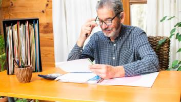 Un hombre revisando sus facturas