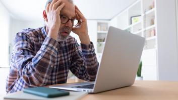 Hombre preocupado con el ordenador