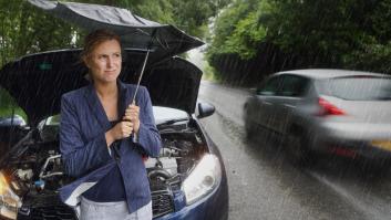 Una mujer se protege de una tormenta