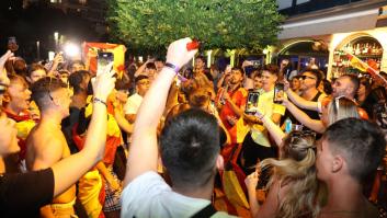 Varias personas, en Magaluf durante la final de la Eurocopa.