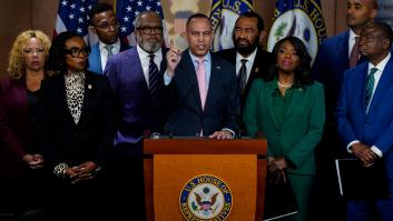 El demócrata Hakeem Jeffries habla sobre la decisión de la Corte Suprema de bloquear un mapa electoral que le había otorgado a Luisiana un segundo distrito al Congreso de mayoría negra.