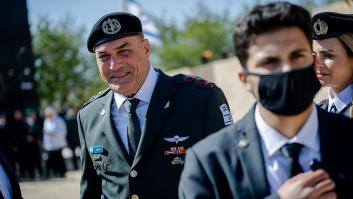 El jefe del Estado Mayor de las Fuerzas de Defensa de Israel, Eyal Zamir, en una ofrenda en la Plaza del Gueto de Varsovia en el Museo Yad Vashem, el 14 de abril de 2026.