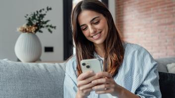 Una mujer leyendo el móvil