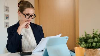 Una mujer revisa sus impuestos