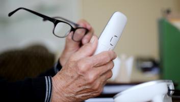 Una imagen de archivo de una persona sujetando un teléfono.
