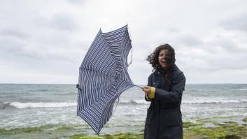 Una mujer bajo una tormenta