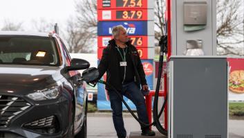 Un hombre reposta su coche en una gasolinera de Orlen, en Polonia, país que ha limitado los precios del combustible ante la crisis de Irán, el 31 de marzo de 2026.