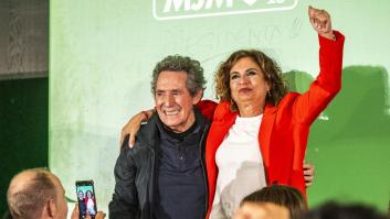 La candidata a la Presidencia de la Junta de Andalucía y secretaria general del PSOE andaluz, María Jesús Montero, junto al cantante Miguel Ríos, en la apertura de la campaña, el 30 de abril de 2026, en Granada.