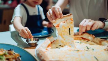 11 euros por un plato vacío: una pizzería cobra ese recargo a las familias que comparten una pizza entre dos hijos pequeños
