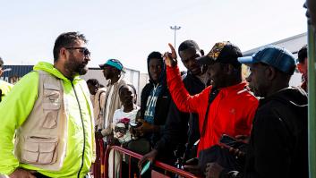 Colas en el inicio de la atención a los inmigrantes en sus trámites de regularización extraordinaria en el Puerto de Almería, el 27 de abril de 2026.