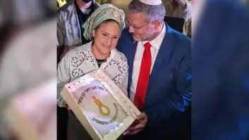 El ministro de Seguridad Nacional de Israel, Itamar Ben-Gvir, con su esposa Ayala, posando con el pastel decorado con la soga, celebrando la recuperada pena de muerte.