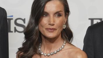 Letizia, toda una reina en el 50º aniversario de 'El País': recupera el vestido 'egipcio' y tira de chatones del joyero real