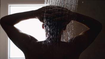 Primer plano de un joven en la ducha.