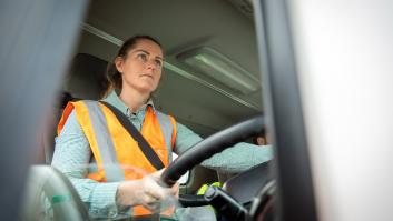 Lidia Solís (32), camionera, dejó las oficinas para conducir un tráiler de 16 metros: "Quería un cambio en mi vida. Del sueldo no tengo queja, ahora no vivo al día"