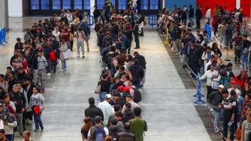 Los bulos sobre un cupo máximo de solicitudes y la desinformación aumentan el caos en la regularización de migrantes: "Tengo la cara quemada, pero no me voy a quedar fuera"