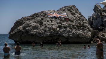 Gibraltar lleva décadas vertiendo aguas residuales sin tratar al Mediterráneo y ahora culpa a España de las toallitas que aparecen en sus playas