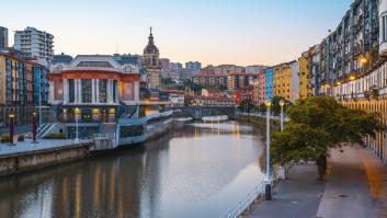 60 viviendas turísticas en solo cuatro calles: una compañía de teatro reúne a los vecinos del casco histórico de Bilbao para denunciar el turismo masivo en un 'free tour' alternativo