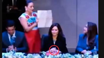 Un experto en comunicación no verbal ve lo que hace Ayuso con las manos en este momento en México y sentencia