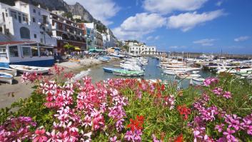 Ni Mallorca ni Ibiza: Capri pone los límites más duros de Europa al turismo masivo este verano con grupos de máximo 40 personas, multas de 585 dólares y prohibición de paraguas para los guías