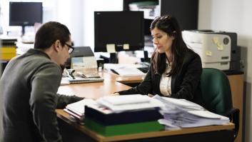 Belén (54), funcionaria interina en Justicia desde hace 21 años, sobre la nueva bolsa de empleo que prima opositores: "Ahora voy a tener que enseñar a los que llegan y quizás a mi me echen"