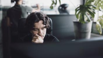 Juan Sanguino (42), periodista y escritor: "Somos la generación más preparada, pero no podemos tener la vida prometida. Por esa frustración buscamos refugio en la infancia"