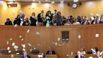 Jorge Azcón, interrumpido en plena comparecencia por unos manifestantes a favor de la escuela pública: "Dinero público para la educación pública"