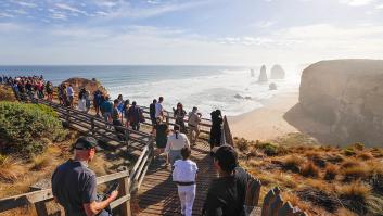 "Veníamos buscando naturaleza y parecía un festival": el shock de los turistas al descubrir la realidad de uno de los paisajes más famosos de Australia