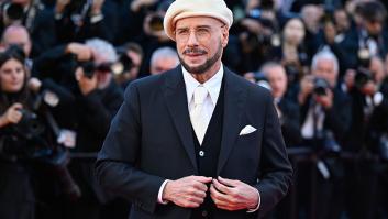 Más allá del 'meme', el 'look' con boina de John Travolta en Cannes tiene explicación