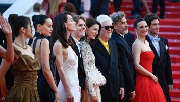Del rojo de Aitana Sánchez-Gijón a la creatividad de Amaia: la troupe de 'Amarga Navidad' conquista la alfombra roja de Cannes