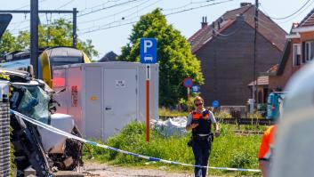 Al menos 4 muertos al colisionar un minibús escolar y un tren en Buggenhout (Bélgica)