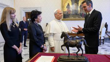 La "ola de calor política" en España llega al principal diario de Grecia, que se fija en un detalle de Sánchez en El Vaticano
