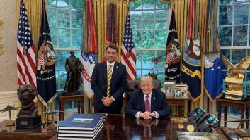 Trump recibe en la Casa Blanca a Flavio Bolsonaro para relanzar su candidatura tras el escándalo financiero que le hunde en las encuestas