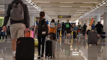 Una enorme lona publicitaria escrita en alemán en el aeropuerto enfada en Mallorca: "No somos un parque temático, merecemos más respeto"