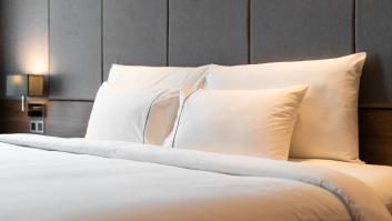 El motivo por el que las camas de los hoteles suelen tener cuatro almohadas: no es solo por decoración