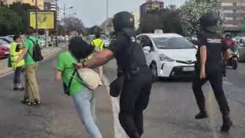 Expediente disciplinario para el antidisturbios que empujó a una profesora en València