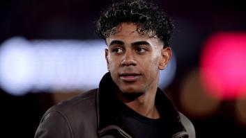 Lamine Yamal sorprende con la chaqueta y el bolso de Chanel con los que ha llegado a la convocatoria de la selección