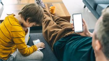 Suecia da una lección al dirigirse a los padres, no a los hijos: Sanidad les pide guardar el móvil cuando estén con los niños y declarar zonas sin pantallas en casa
