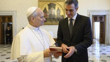 Sánchez se aferra al papa para lograr algo de calma