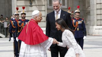 Dicen que es la primera vez que Letizia hace este gesto y muchos recuperan esta foto de hace años