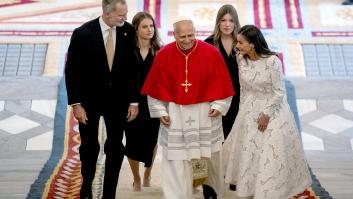 El 'momento escalera' con el papa León XIV: la excepción de Felipe VI, la risa de Letizia y el gesto de hermanas de Leonor y Sofía