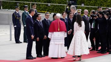 Una experta en protocolo analiza los gestos de Sánchez, Ayuso y Almeida durante el recibimiento del papa León XIV