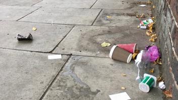 "Si tiras basura, pierdes dinero": el lema con el que uno de los barrios más conocidos de Tokio multa a los turistas que ensucian sus calles